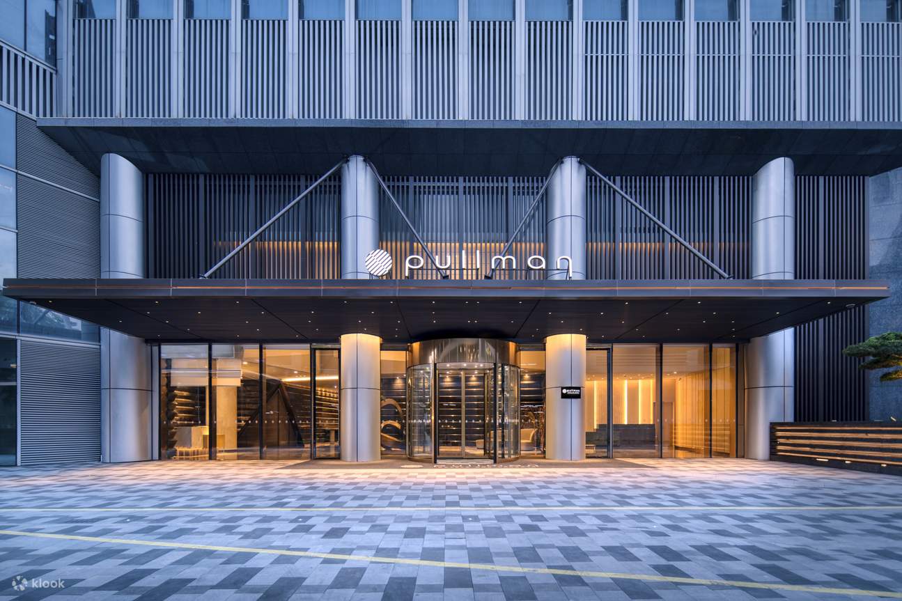 Un trajet en train à grande vitesse de 15 minutes vous amènera directement à la gare de Hong Kong West Kowloon, formant une zone urbaine d'une demi-heure avec Hong Kong et Guangzhou, et un espace de voyage de loisirs de quatre heures avec Wuhan et Xiamen.